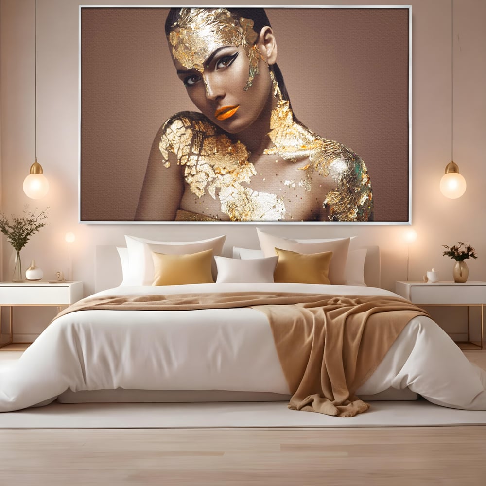Tablou canvas cu tablou canvas cu femeie si foita de aur, in rama de aluminiu argintiu, pe perete intr-un dormitor